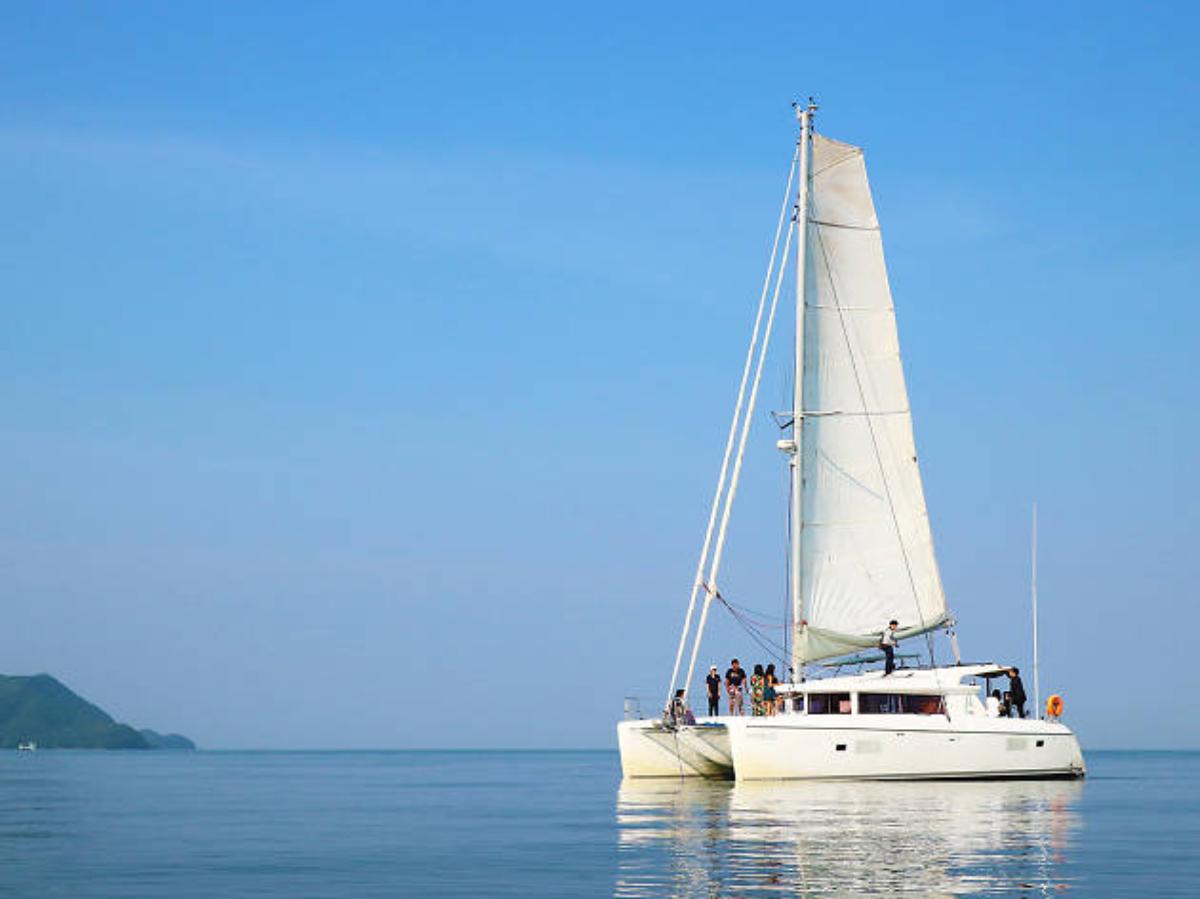 Sailing with Pattaya yacht Katamaran diving at Koh Samet and water activity   2 D 1 N