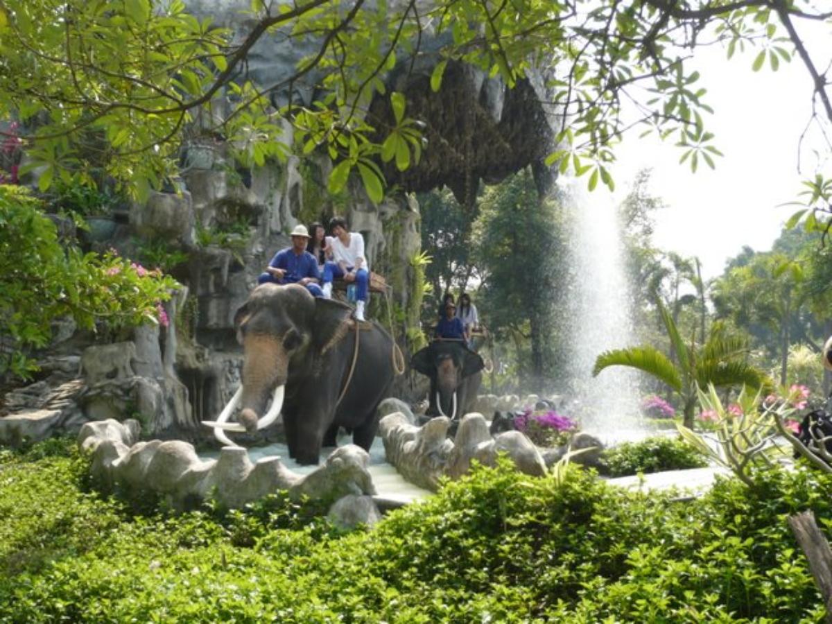 Samphran Elephant Theme Show  (one day trip)